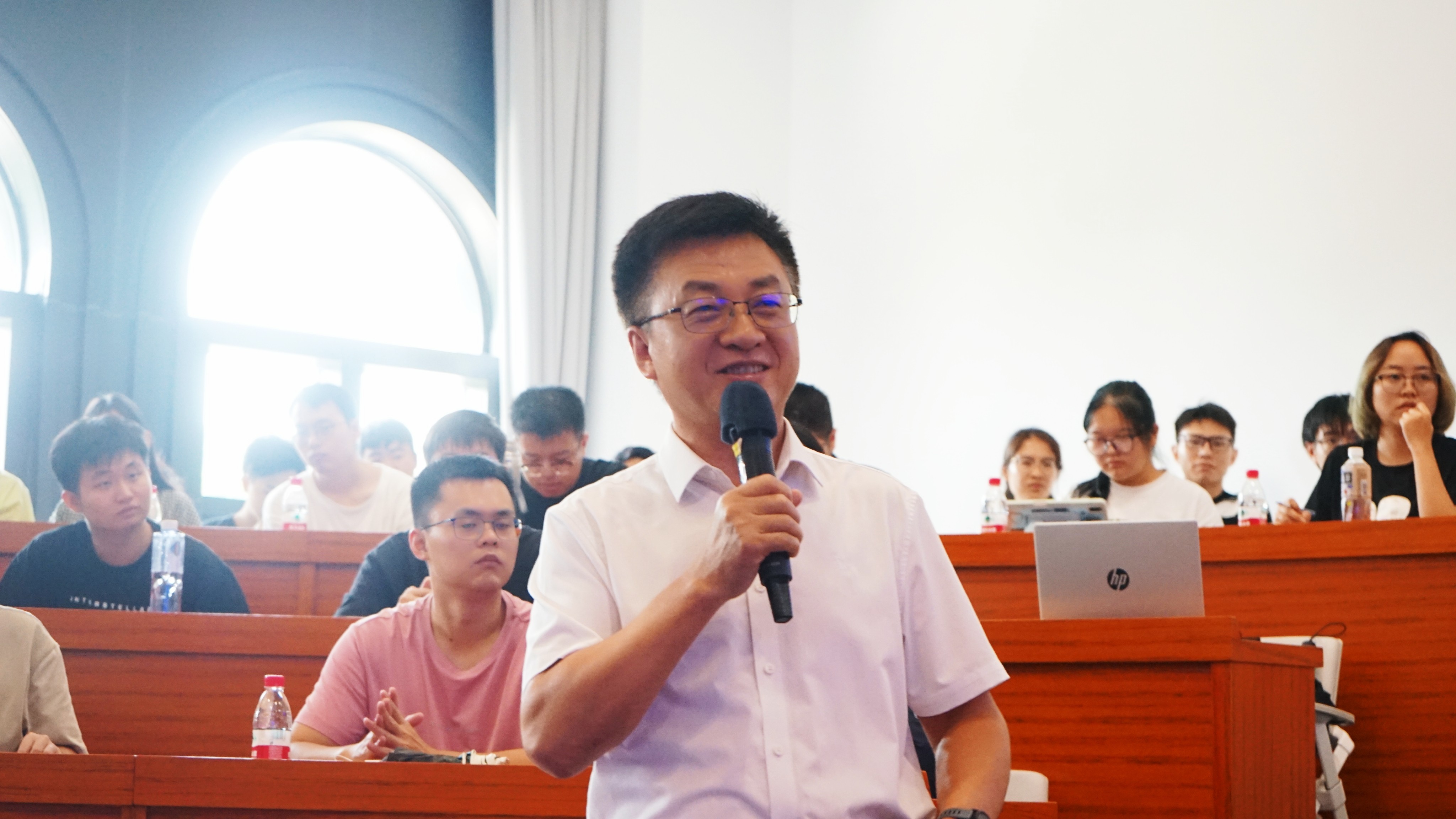 太阳成集团tyc9728院长侯仰龙教授主持