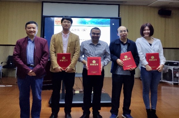 李烨书记为学院工作表现优秀的老师颁发奖状