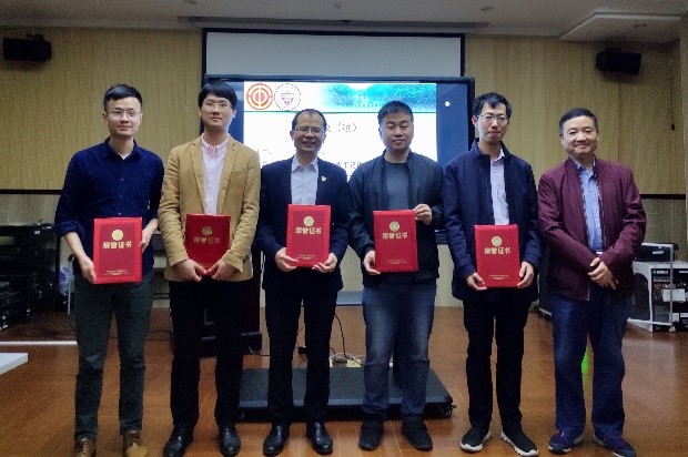 李烨书记为学院工作表现优秀的老师颁发奖状