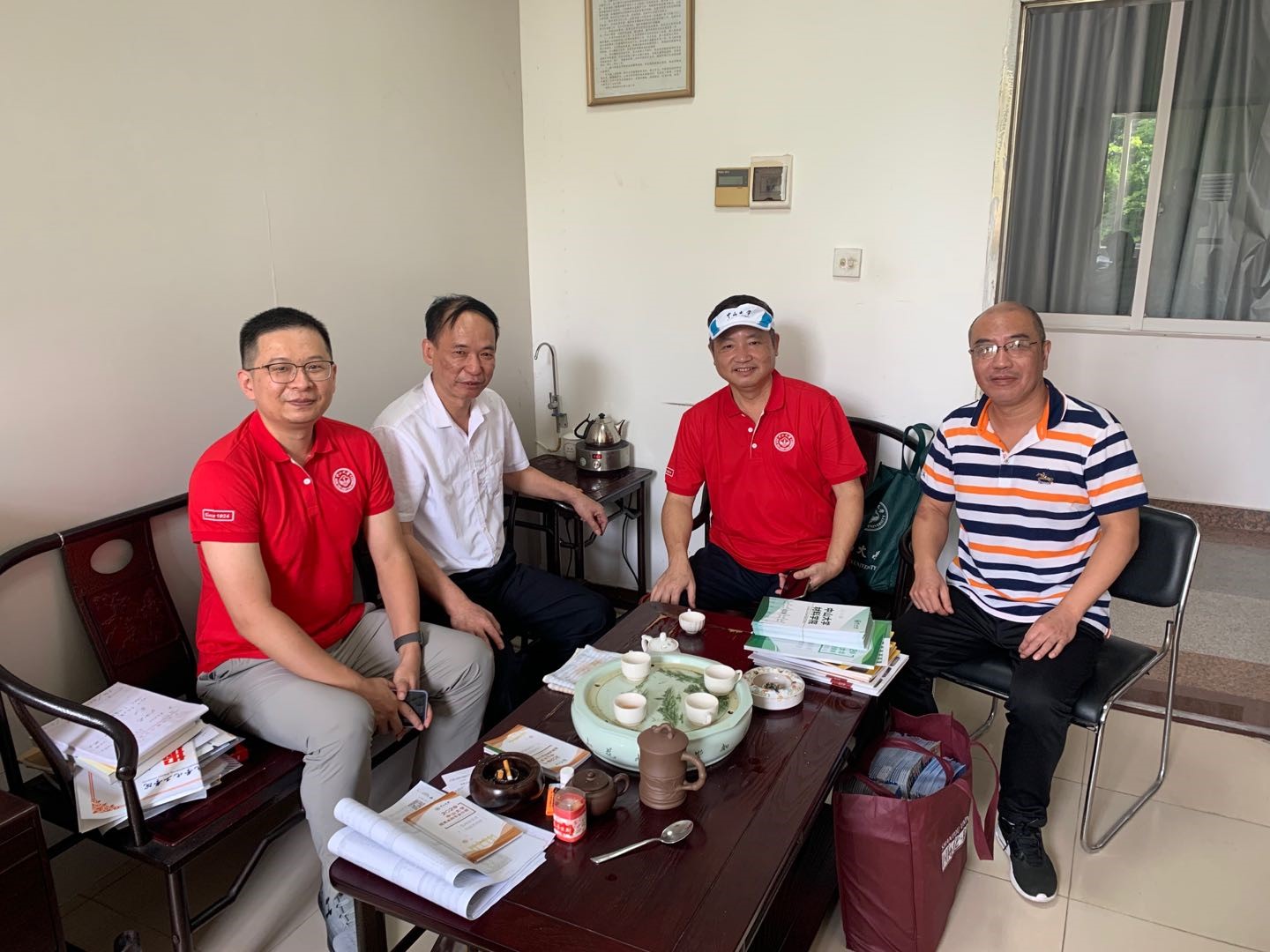 李烨书记、刘佳副书记与金山中学沈茂忠校长交流