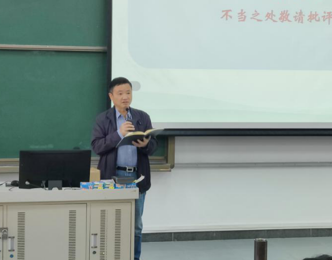 李烨书记做总结发言  摄影：王硕